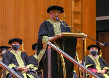 MUHAMMAD Yunus ketika berucap pada Majlis Konvokesyen Al-Bukhary International University (AIU) yang julung kali diadakan di Alor Setar, Kedah, semalam. - FOTO/SHAHIR NOORDIN
