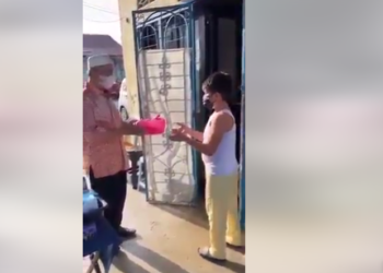 TANGKAP layar Muhyiddin Yassin menyerahkan daging korban kepada seorang kanak-kanak yang tular dalam media sosial.