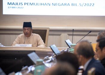 MUHYIDDIN Yassin ketika mempengerusikan mesyuarat MPN di Putrajaya. - UTUSAN/FAIZ ALIF ZUBIR