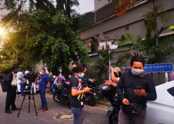 PETUGAS media menunggu di luar  kediamani Muhyiddin Yassin di Bukit Damansara, hari ini. - UTUSAN/AFIQ RAZALI