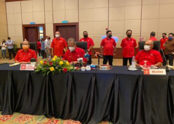 MUHYIDDIN Yassin (tengah) bersama Hajiji Noor (kiri) dan Naib Presiden Bersatu, Datuk Seri Dr. Ronald Kiandee (kanan) semasa mesyuarat Badan Pimpinan Bersatu Sabah di Kota Kinabalu, Sabah, hari ini.