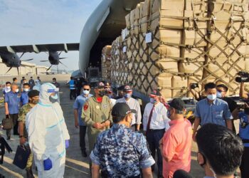 MUHYIDDIN Yassin meninjau sendiri persiapan Tentera Udara Diraja Malaysia (TUDM) di Pangkalan Udara TUDM Subang, untuk menerbangkan segera sebahagian peralatan bantuan menangani Covid-19 ke Sabah.