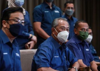 MUHYIDDIN Yassin pada Majlis Pengumuman Calon PN untuk PRN Melaka dan Penyerahan Watikah Calon di Hotel Glenmarie, Shah Alam, Selangor, hari ini. - FOTO/AFIQ RAZALI