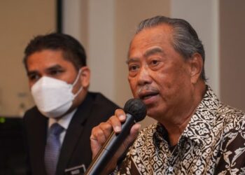 MUHYIDDIN Yassin pada sidang akhbar selepas Majlis Penyerahan Geran Penyelidikan Program Pembangunan Dasar Masa (MPDP) di Kelab Golf Kuala Lumpur, hari ini. - UTUSAN/SHIDDIEQIIN ZON