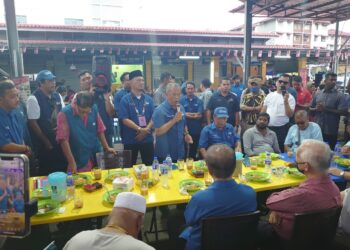 MUHYIDDIN Yassin menghadiri program Sembang Petang Bersama Abah di Taman Sri Stulang, Johor Bahru.