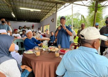 MUHYIDDIN YASSIN beramah mesra dengan penduduk pada Program Sembang Santai Bersama Masyarakat di Kampung Panjang Sari, Pagoh.
