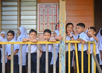 GELAGAT sebahagian murid yang memulakan sesi persekolahan  di SK Lintang, Jerangau, Dungun, hari ini - UTUSAN/PUQTRA HAIRRY ROSLI