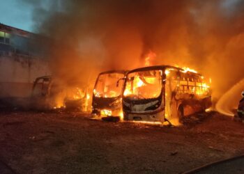 BAS ekspres yang musnah dijilat api di sebuah bengkel di Jalan Kejuruteraan 1, Kawasan Perindustrian Segamat, Johor.
