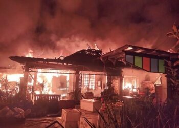 SALAH sebuah daripada dua rumah musnah dijilat api dalam satu kebakaran melibatkan dua dekat Kampung Rantau Panjang di Klang, Selangor, hari ini.