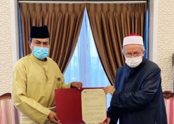 MUSTAPHA Ahmad Merican menerima sijil Tokoh Maulidur Rasul daripada Menteri di Jabatan Perdana Menteri Hal Ehwal Agama), Datuk Seri Dr. Zulkifli Mohamad al-Bakri di Putrajaya, Jumaat lalu.