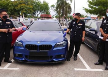 MUSTAFA Kamal Gani Abdullah (kiri) melihat salah satu daripada enam buah kereta yang turut disita dalam empat serbuan berkaitan dadah di SPS, Jumaat lalu.