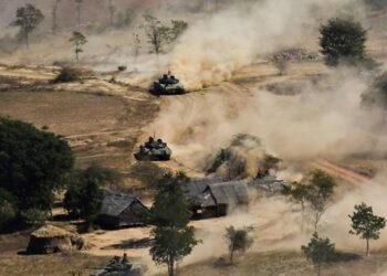 TENTERA Myanmar menjalani latihan berhampiran Magway pada awal tahun lalu. - AFP