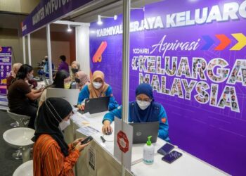 ORANG RAMAI boleh mengambil peluang  mendaftar dalam MyFuture Job sempena 100 Hari Aspirasi Keluarga Malaysia di KLCC.