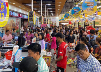 PENDUDUK Myanmar mula membuat pembelian panik susulan rampasan kuasa oleh tentera negara itu hari ini. - AGENSI