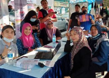 Kakitangan mySalam bersama penerima manfaat skim mySalam 
di Pulau Pinang.