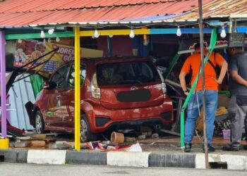 SEBUAH kereta jenis Perodua Myvi yang dipandu seorang warga emas hilang kawalan merempuh kedai nasi ayam berempah di Bintong, Kangar, Perlis, hari ini.