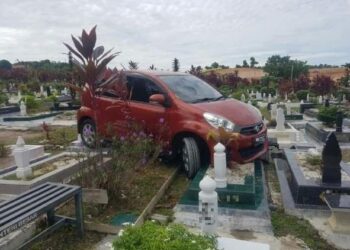 SEBUAH kereta Perodua Myvi yang terbabas dan melanggar beberapa buah kubur dalam kejadian di Tanah Perkuburan Islam Forest Heights, Senawang, Seremban semalam.-GAMBAR/MEDIA SOSIAL.