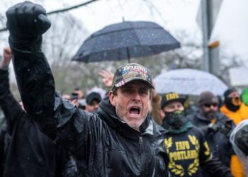 PENYOKONG Trump mengadakan tunjuk perasaan dan perarakan di Salem, Oregon. - AFP