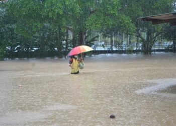BEBERAPA kawasan di sekitar Mambau, Negeri Sembilan dinaiki air ekoran hujan lebat yang tidak berhenti sejak tengah hari tadi. - UTUSAN/ZAKKINA WATI AHMAD TARMIZI