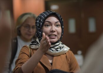 NAD ZAINAL ditemui semasa penggambaran telefilem, Mendarat Di Syurga, di Petaling Jaya, hari ini. -UTUSAN/M.FIRDAUS M.JOHARI