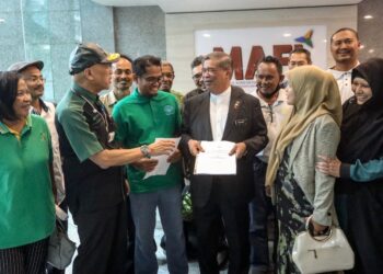 MOHAMAD Sabu menerima memorandum daripada NurFitri Amir Muhammad (tiga kiri) berkenaan CPTPP di Kementerian Pertanian dan Keterjaminan Makanan Putrajaya. - UTUSAN/FAISOL MUSTAFA