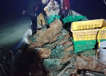 BUBU naga yang dirampas dari sebuah bot di perairan Pulau Talang dekat Pantai Remis semalam dan Ahad lalu. - UTUSAN/MARITIM MALAYSIA PERAK