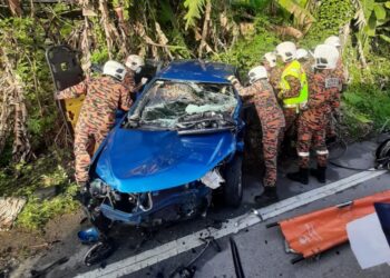 ANGGOTA bomba mengeluarkan mangsa yang tersepit dalam kemalangan di Kilometer 82, Jalan Ipoh-Kuala Lumpur dekat Bidor hari ini. - UTUSAN/IHSAN JBPM PERAK.