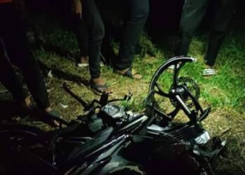 KEADAAN sebuah motosikal yang terbabit dengan kemalangan maut melibatkan dua remaja di Jalan Lahar Kepar, Kepala Batas, Pulau Pinang awal pagi tadi - Gambar/MEDIA SOSIAL