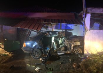 KEADAAN kereta yang remuk selepas merempuh sebuah kedai runcit di Jalan Kebakat, Tumpat, Kelantan.