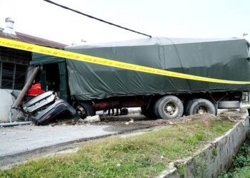 Noor Aishah Mohd. Tahir maut setelah keretanya dirempuh sebuah lori di Jalan Jelapang, Ipoh hari ini.