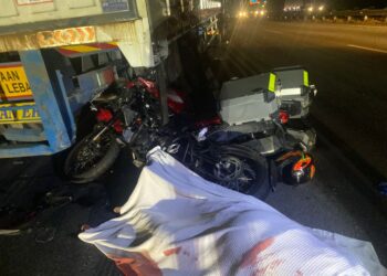 PENUNGGANG motosikal jenis Benelli maut selepas merempuh seorang kelindan lori dan belakang sebuah lori dalam kemalangan di KM 206.7 Lebuh taya Utara Selatan dekat  Alor Gajah, Melaka, tengah malam tadi.