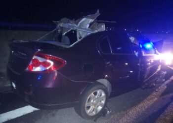 KEADAAN kereta Proton Persona dipandu mangsa kemalangan maut di Kilometer 229.6, Lebuh Raya Utara-Selatan dekat Taiping semalam. - UTUSAN/IHSAN JBPM PERAK