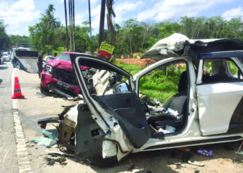 KEADAAN dua daripada lima buah kenderaan yang terlibat dalam kemalangan maut di Kampung Selamat, Sungai Tong, Setiu, Terengganu. - UTUSAN/TENGKU DANISH BAHRI TENGKU YUSOFF