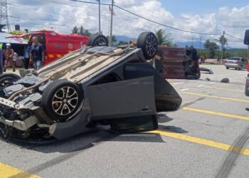 Keadaan kereta yang remuk selepas terlibat dalam kemalangan maut di  Kilometer 39.7, Jalan Ipoh-Kuala Kangsar, Perak, hari ini.