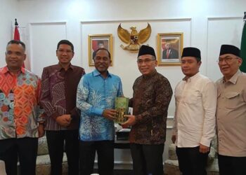 ZAMBRY Abdul Kadir bertemu dengan Yahya Cholil Staquf di ibu pejabat Nahdlatul Ulama di Jakarta, Indonesia.- GAMBAR IHSAN WISMA PUTRA