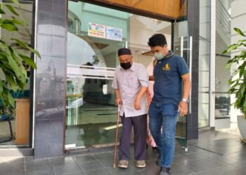 ZAKARIA Kasa (kiri) dijatuhi hukuman penjara 18 bulan dan denda RM10,000 oleh Mahkamah Tinggi Ipoh hari ini di atas pertuduhan salah guna kuasa, sembilan tahun lalu. - UTUSAN