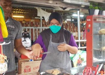 MOHD. Nor Hisham Awang Nong dan Nor Hashimawati Hashim dari Georgetown, Pulau Pinang mendakwa kehilangan pelanggan tetap berikutan terpaksa menaikkan harga jualannya sehingga RM1, baru-baru ini.