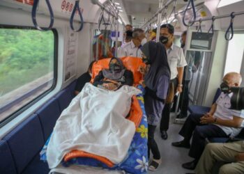 AZIANA Shaari ditemani ibunya, Fatimah Hashim menaiki Tren Khas KTM Komuter dari Sungai Petani ke Butterworth, Pulau Pinang menerusi program KTMB Realisasikan Impian Aziana Menaiki Tren di Sungai Petani, Kedah, hari ini. - FOTO/SHAHIR NOORDIN