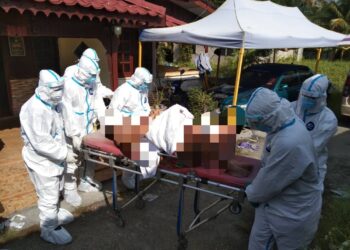 ANGGOTA bomba dari BBP Merlimau, Jasin, Melaka membantu mengangkat seorang lelaki dengan berat 180 kilogram untuk dihantar ke Hospital Melaka. - UTUSAN/DIYANATUL ATIQAH ZAKARYA
