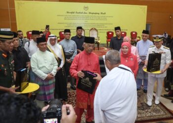 MOHD. Na'im Mokhtar mengiringi Al-Sultan Abdullah mengucapkan selamat jalan kepada jemaah haji Malaysia ke Tanah Suci di Kompleks Tabung Haji, Sepang, Selangor. - UTUSAN/FAISOL MUSTAFA