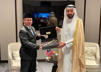 MOHD. Na'im Mokhtar ketika sesi pertemuan dengan Tawfiq Fawzan Al-Rabiah di Jeddah, Arab Saudi. - FOTO IHSAN TABUNG HAJI