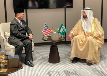 MOHD. NA’IM Mokhtar ketika sesi pertemuan dengan Tawfiq Fawzan Al-Rabiah di Jeddah, Arab Saudi. - FOTO IHSAN TABUNG HAJI