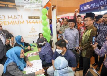 MOHD. Na'im
Mokhtar beramah mesra bersama para pempamer selepas Majlis Pelancaran Karnival Pengelola Jemaah Haji 1444H/2023M di Pusat Konvensyen MHCC, Sepang Selangor. - UTUSAN/FAISOL MUSTAFA