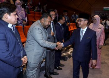 MOHD. Na’im Mokhtar bersalaman dengan tetamu selepas Majlis Perhimpunan Agensi di bawah Menteri di JPM (Hal Ehwal Agama) di Kompleks Islam Putrajaya. - UTUSAN/FAISOL MUSTAFA