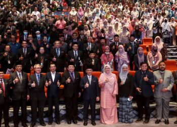 MOHD Na’im Mokhtar (tengah) bergambar bersama para hadirin selepas Majlis Perhimpunan Agensi di bawah Menteri di JPM (Hal Ehwal Agama) di Kompleks Islam Putrajaya. - UTUSAN/FAISOL MUSTAFA