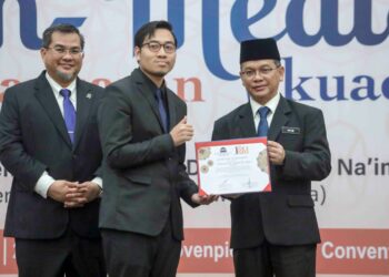 MOHD. Nai'im Mokhtar menyampaikan sijil Kursus Kemahiran Sulh-Mediasi kepada Muhammad Arif Izudin Zakaria (dua kiri) di Sepang, Selangor. - UTUSAN/FAISOL MUSTAFA