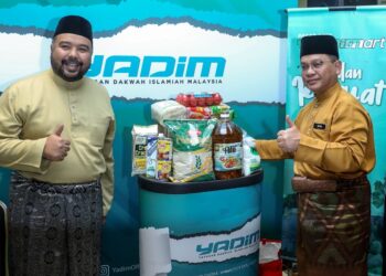 MOHD. Na'im Mokhtar (kanan) ketika gimik perasmian program Jualan Rakyat Penjawat Awam di Kompleks Islam Putrajaya. - UTUSAN/FAISOL MUSTAFA