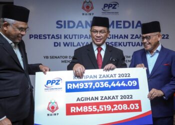 MOHD. Na'im Mokhtar (tengah) memegang replika cek kutipan dan zakat 2022 Wilayah Persekutuan di Putrajaya. - UTUSAN/FAISOL MUSTAFA