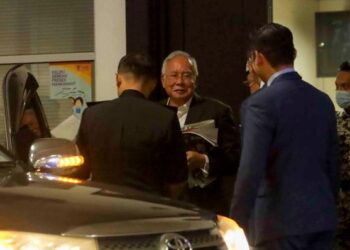 NAJIB Tun Razak meninggalkan pekarangan  Mahkamah Rayuan Putrajaya  selepas hadir bagi keputusan rayuan mendapatkan dokumen membabitkan transaksi kewangan antara sebuah firma pelaburan dengan Zeti Akhtar Aziz dan keluarganya, hari ini. - UTUSAN/FAISOL MUSTAFA