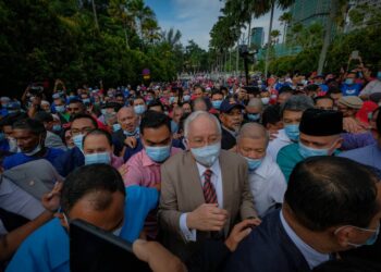 DATUK Seri Najib Tun Razak dikerumuni penyokongnya di Mahkamah Tinggi Kuala Lumpur.